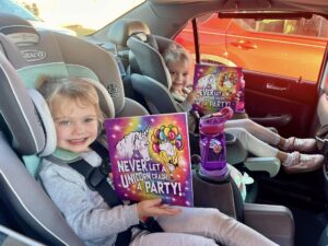 2 children in car seats