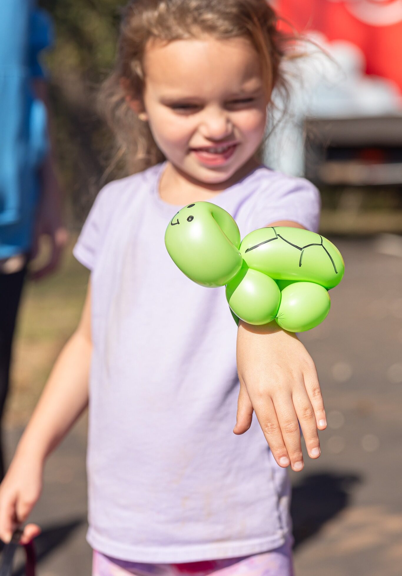 488075747_1105961578238405_7556119554530076469_n Girl with a turtle balloon animal